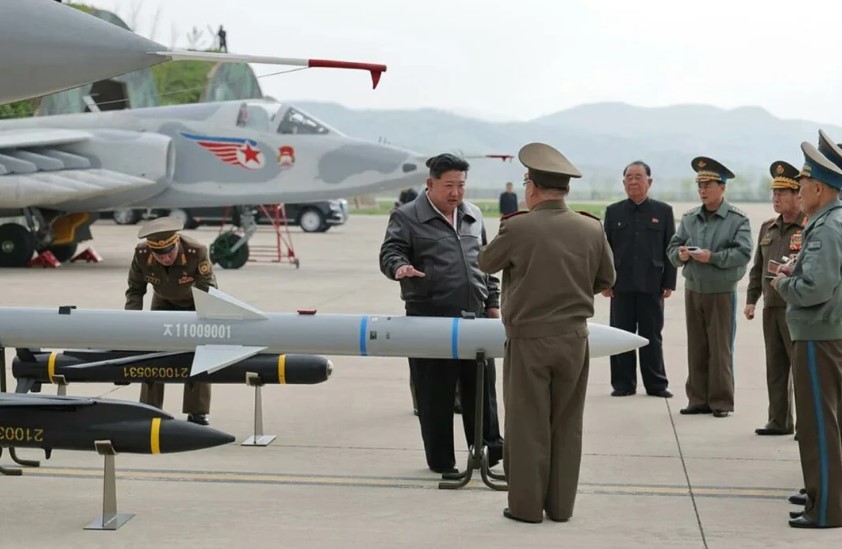 Korea Utara memperlihatkan rudal udara ke udara baru