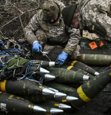 Pasukan Ukraina dengan amunisi 155 mm