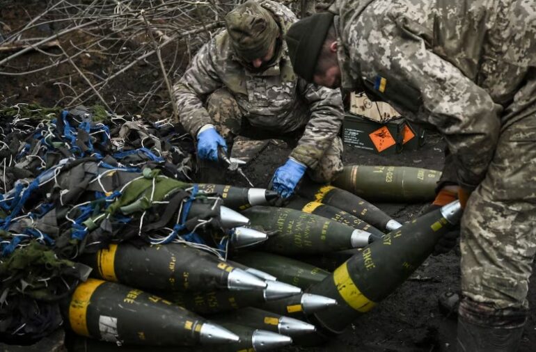 Pasukan Ukraina dengan amunisi 155 mm