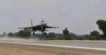 Su-30MKI mendarat di jalan tol India