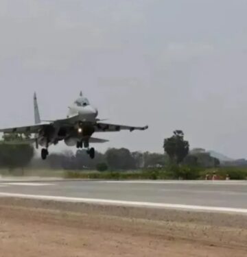 Su-30MKI mendarat di jalan tol India