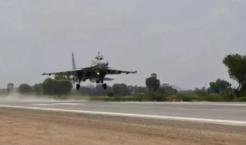 Su-30MKI mendarat di jalan tol India