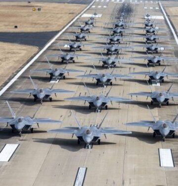 Elephant Walk F-22 di Langley AFB