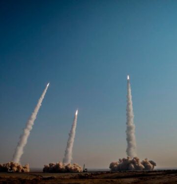 Iran meluncurkan rudal-rudal balistiknya