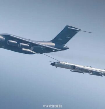 Tanker Y-20U mengisi bahan bakar ke pembom H-6N