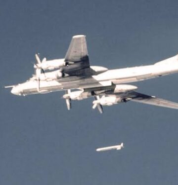 Tu-95 Rusia meluncurkan rudal