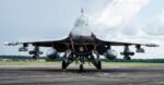 F-16 USAF membawa peluncur roket APKWS II