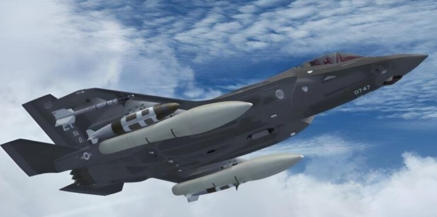 F-35A dilengkapi tangki bahan bakar eksternal