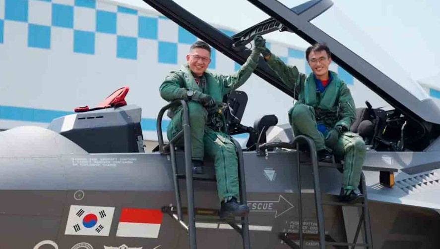 Kolonel Pnb Ferrel Rigonald terbang pertama kali dengan KF-21 di kursi depan