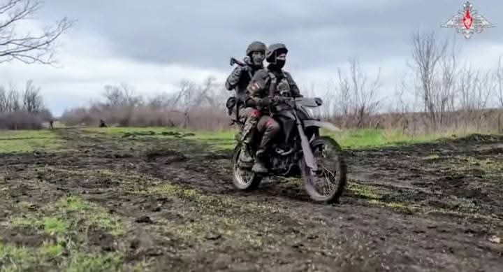 Pasukan Rusia menggunakan sepeda motor di garis depan pertempuran Ukraina