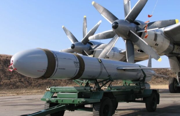 Rudal jelajah Kh-55 dan pembom Tu-95 Rusia