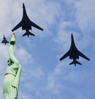 Dua B-1B USAF terbang bersama empat Gripen di atas Latvia