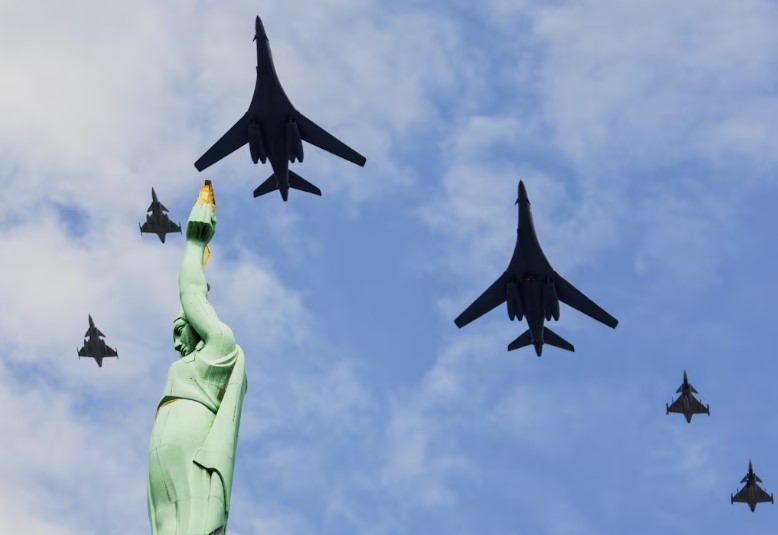 Dua B-1B USAF terbang bersama empat Gripen di atas Latvia