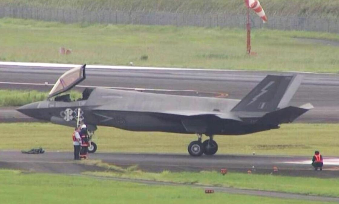 F-35B Inggris melakukan pendaratan di bandara sipil Jepang