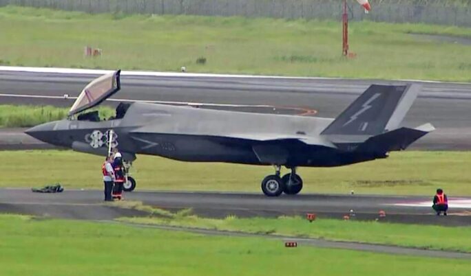 F-35B Inggris mendarat darurat di bandara Jepang