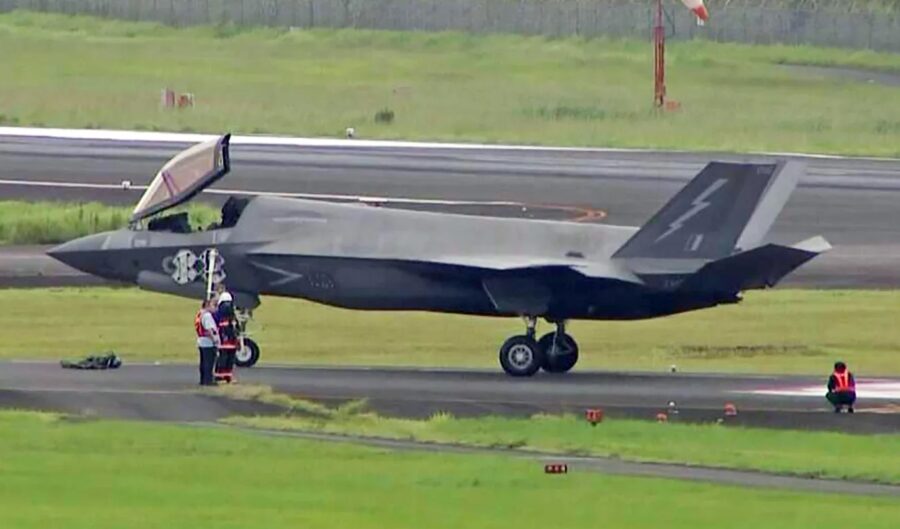 F-35B Inggris mendarat darurat di bandara Jepang