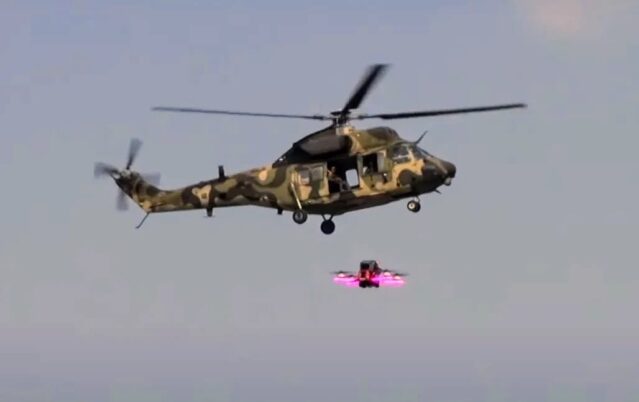 Helikopter KUH-1 Surion meluncurkan drone FPV kamikaze