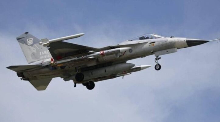 Jet tempur CK-1 Ching-kuo membawa rudal Hsiung Feng III