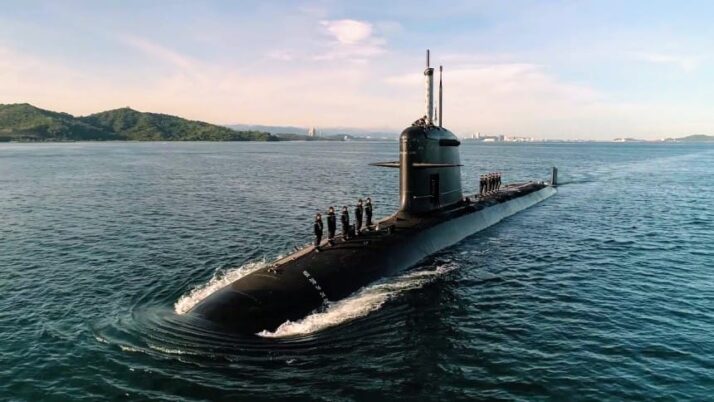 Kapal selam KD Tun Abdul Razak Malaysia menembakkan torpedo Black Shark