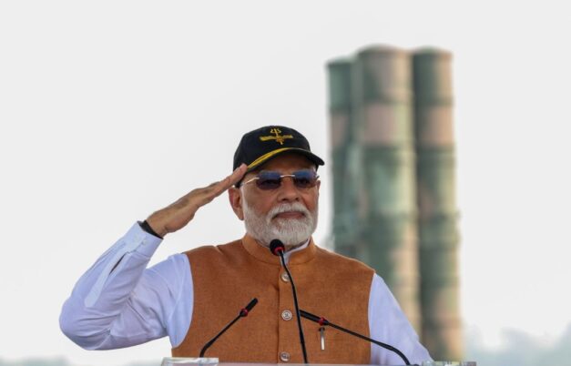 Narendra Modi difoto berlatar sistem pertahanan udara S-400 di Pangkalan Angkatan Udara India