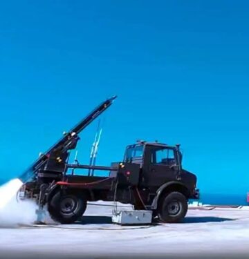 Roketsan luncurkan roket artileri berpemandu TRLG-122 dari truk ringan