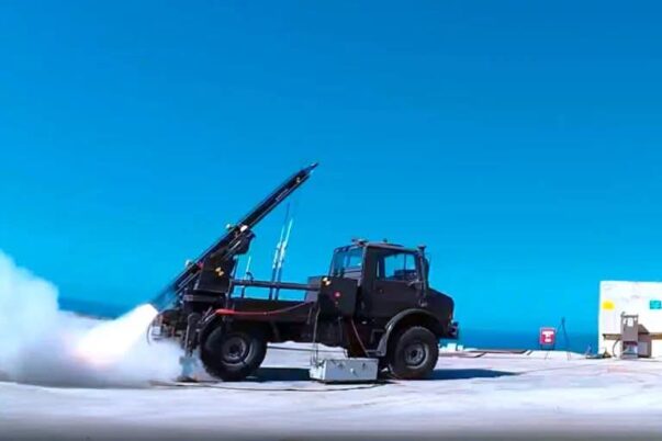 Roketsan luncurkan roket artileri berpemandu TRLG-122 dari truk ringan