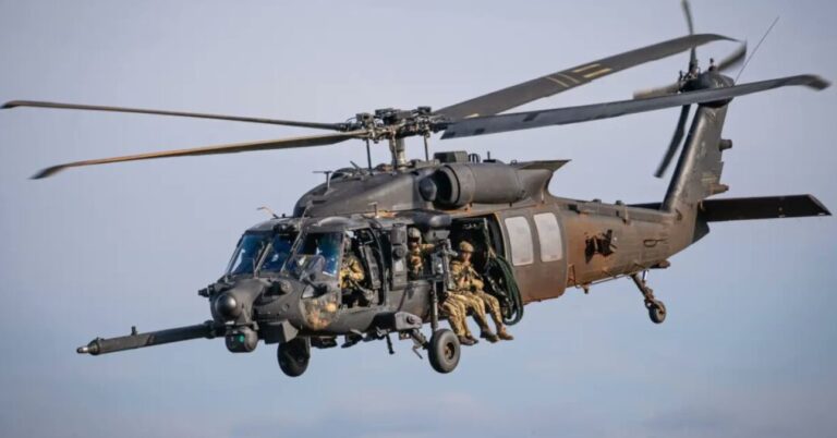 Prajurit Angkatan Darat AS dengan helikopter Black Hawk