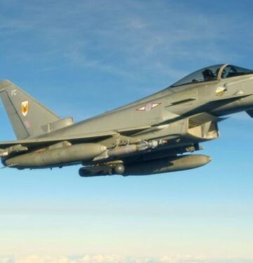 Typhoon RAF membawa bom presisi Paveway IV
