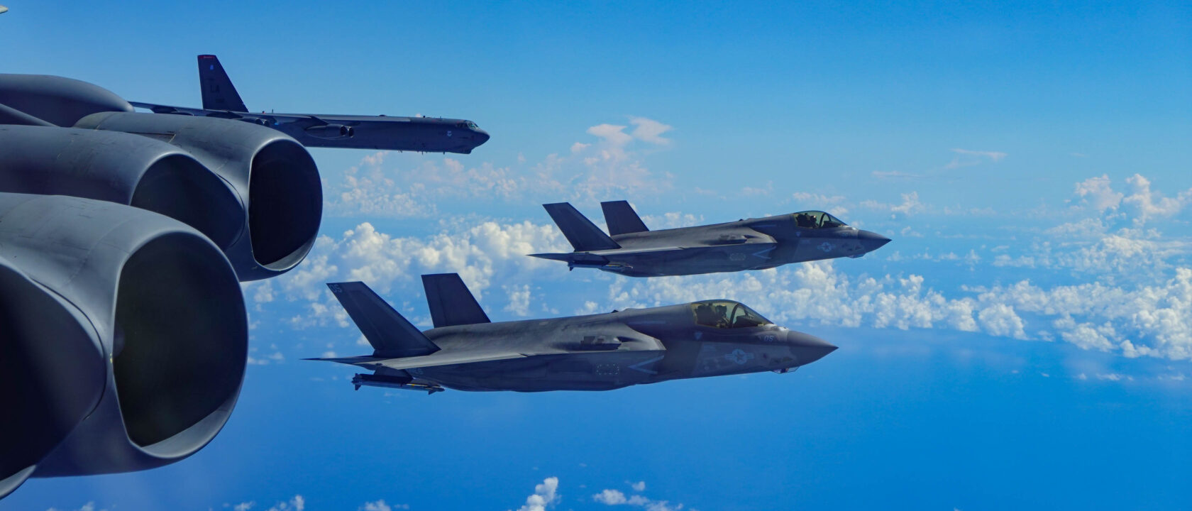 B-52H terbang dikawal F-35B USMC di dekat pantai Venezuela