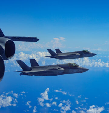 B-52H terbang dikawal F-35B USMC di dekat pantai Venezuela