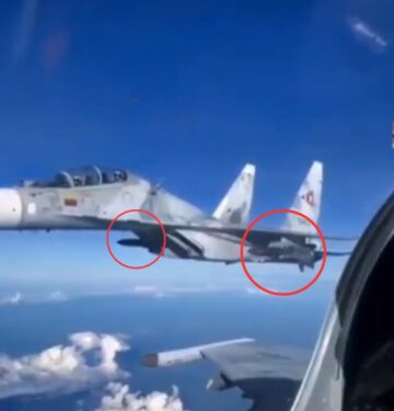 Su-30MK2 Venezuela melakukan patroli sambil membawa rudal antikapal Kh-31A