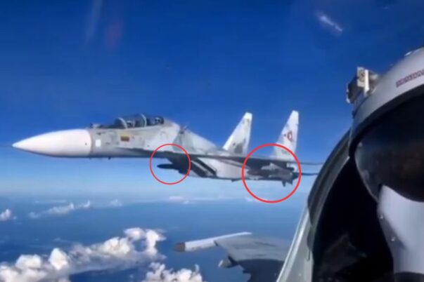 Su-30MK2 Venezuela melakukan patroli sambil membawa rudal antikapal Kh-31A