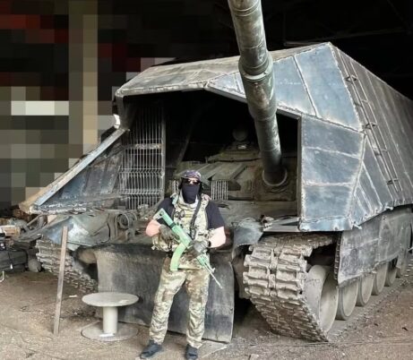 T-72B3 dengan pelindung berbentuk sarkofagus