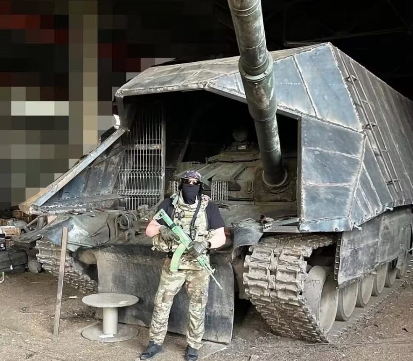 T-72B3 dengan pelindung berbentuk sarkofagus