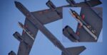 B-52 terbang membawa senjata baru