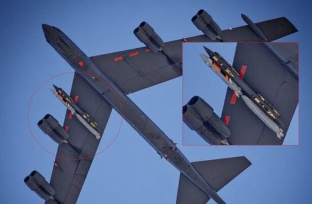 B-52 terbang membawa senjata baru
