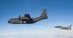 KC-130J Jerman mengisi bahan bakar di udara terhadap Eurofighter Typhoon
