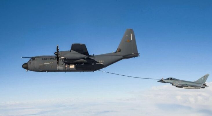KC-130J Jerman mengisi bahan bakar di udara terhadap Eurofighter Typhoon