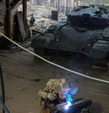 Mekanik Ukraina mengubah tank T-62 Rusia hasil rampasan menjadi APC