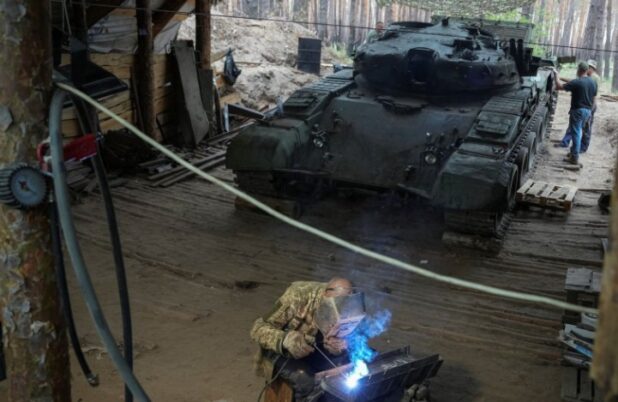 Mekanik Ukraina mengubah tank T-62 Rusia hasil rampasan menjadi APC