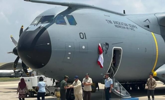Prabowo serahkan A400M kepada Panglima TNI