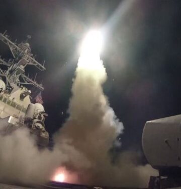 Rudal Tomahawk diluncurkan dari kapal perang AS