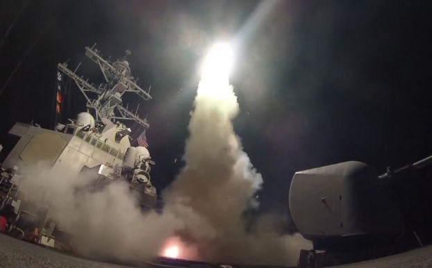 Rudal Tomahawk diluncurkan dari kapal perang AS