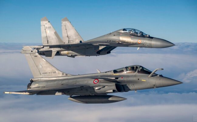 Su-30MKI dan Rafale terbang bersama dalam latma Garuda 25 di Prancis