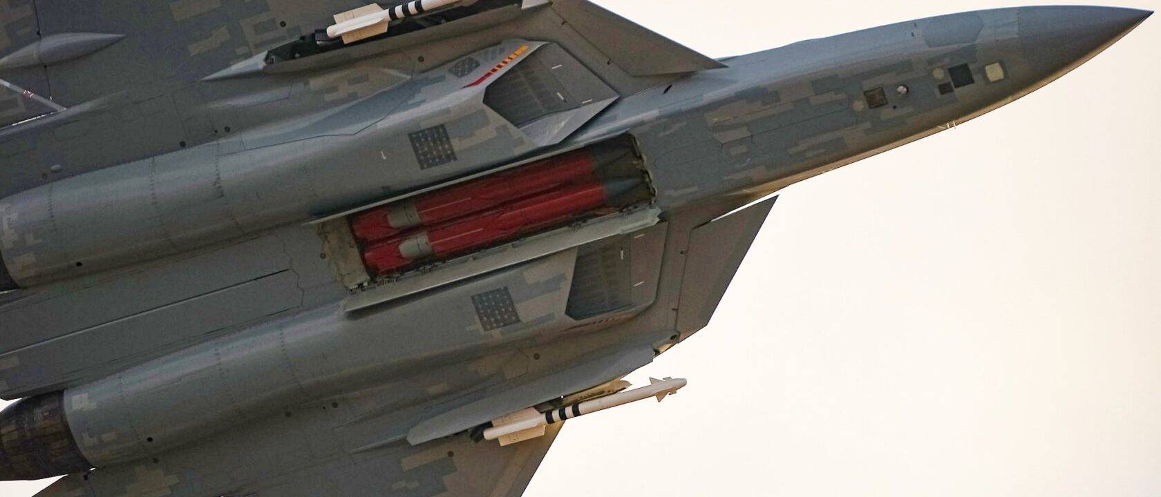 Su-57 memperlihatkan bomb bay-nya