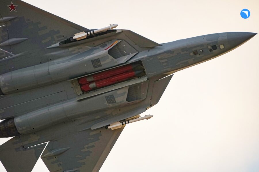 Su-57 memperlihatkan bomb bay-nya