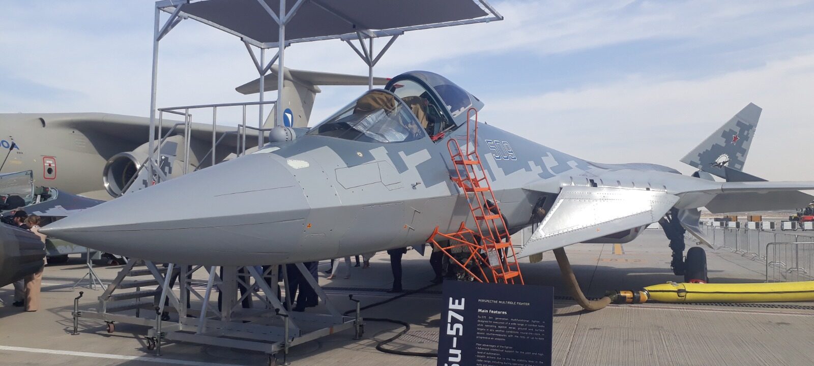Su-57E di Dubai Airshow 2025 _ Roni Sontani _ Airspace Review