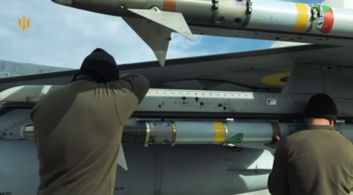 Teknisi Ukraina memasang rudal AIM-9 Sidewinder pada F-16 Ukraina