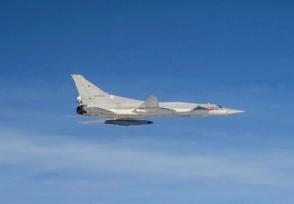 Tu-22M3 Rusia membawa rudal jelajah