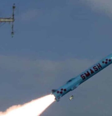 AL Iran berhasil menguji coba rudal SMASH 2